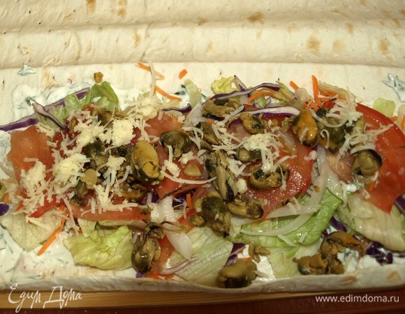 Выкладываем мидии и посыпаем сыром. При желании можно посолить и поперчить по вкусу.