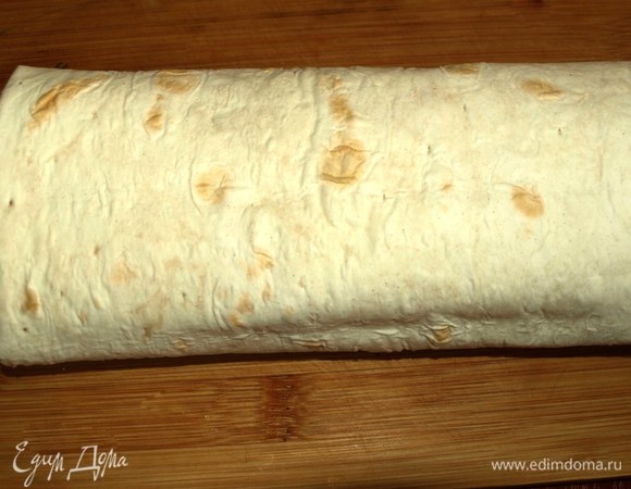 Лаваш заворачиваем. Наш перекус на пикник или прогулку в лес готов.