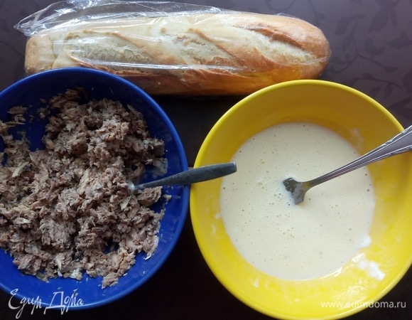 Смешать сайру ТМ «Капитан Вкусов», сырое яйцо, майонез. Посолить и поперчить, хорошо перемешать.