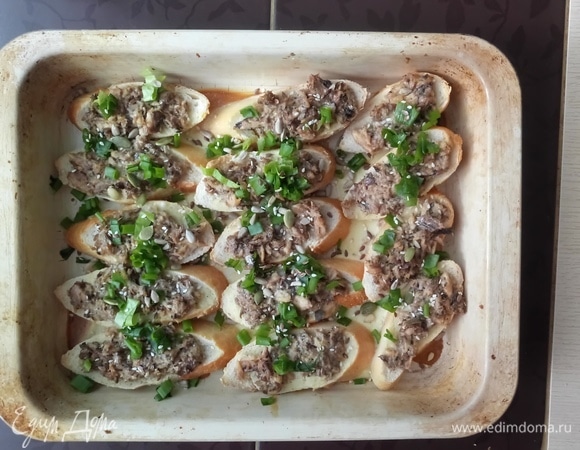 Выпекать 10 минут в духовке при 180°C. Сверху посыпать зеленым луком. Батон получается слегка хрустящим, а начинка — очень сочной!