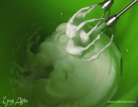 Взбиваем белки 5–7 минут.