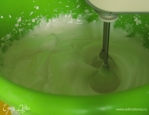 Вливаем сироп в белки тонкой струйкой, продолжая взбивать.