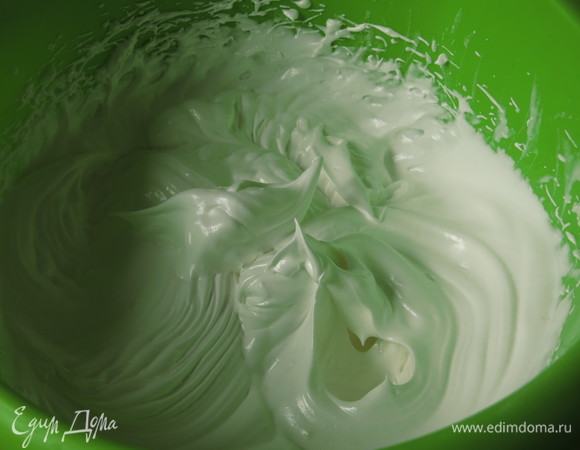 Взбиваем 5–7 минут, получается блестящая масса.