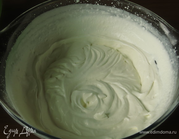 Взбиваем сливки 3–4 минуты.
