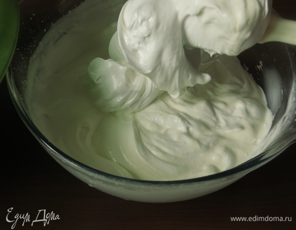 Добавляем белки в сливки.