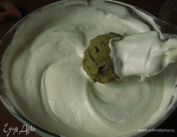 Вводим курд. Эта порция со 150 г курда, готовила и с 300 г, и 350 г — вкус и цвет более насыщенные.