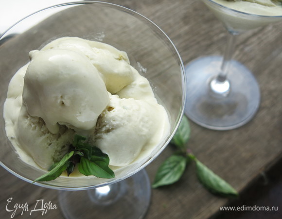 Подаем с листиками базилика. Приятного наслаждения!