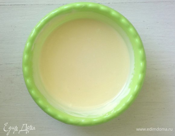 Маргарин растопить на плите или в микроволновке.