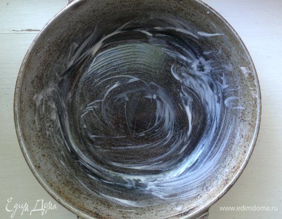 Растопленным маргарином смазать форму для выпекания.