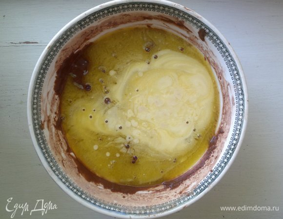 Остальной маргарин добавить в тесто, тщательно перемешать.