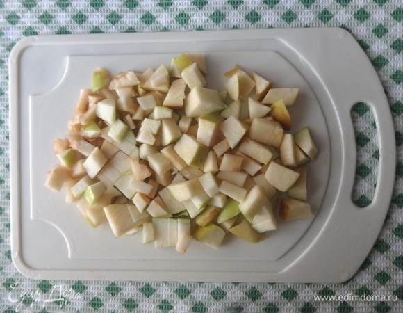 Яблоки очистить от кожуры, вырезать семенные коробочки. Нарезать яблоки небольшими кубиками. Сбрызнуть лимонным соком.