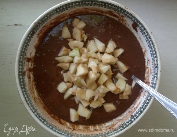 Положить яблоки в тесто, аккуратно перемешать.