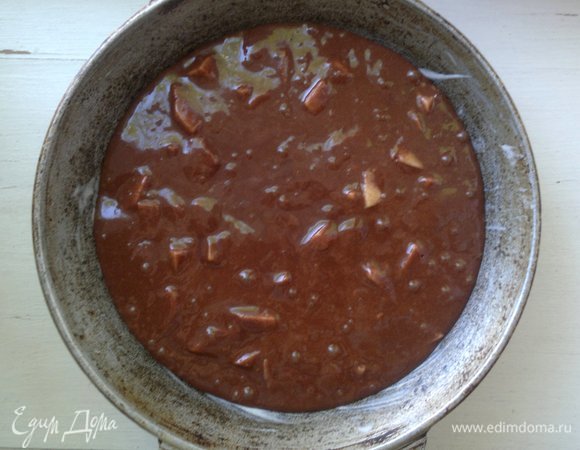 Выложить тесто в форму и поставить в духовку, разогретую до 180°C, на 30–35 минут. Ориентируйтесь при выпечке на свою духовку. Готовность проверять деревянной палочкой. Если выходит из пирога сухая, значит, пирог готов.