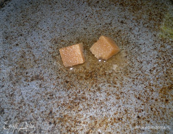 Достать пирог из духовки, выложить на блюдо. Пока пирог немного остынет, приготовить украшение. В сковороду налить воду, вино, положить сахар (у меня коричневый сахар-рафинад), подогреть до растворения сахара, перемешивая.