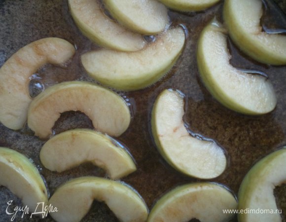 В сковороду добавить корицу, перемешать. Выложить дольки яблок. Потушить яблоки до мягкости с двух сторон.