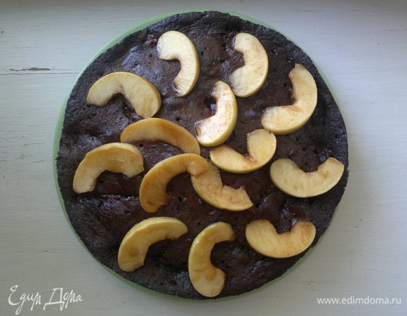 Выложить тушенные в сиропе яблоки на пирог, полить остатками сиропа.