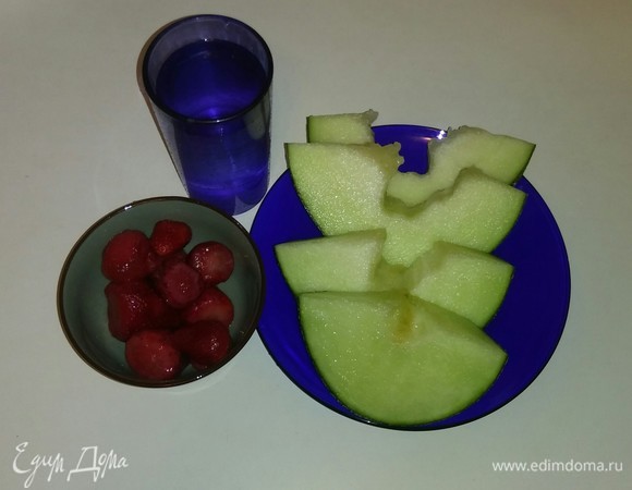 Вот все необходимые ингредиенты для приготовления коктейля. В ингредиентах указана «газированная минеральная вода», вы можете использовать любую, которая вам нравится.