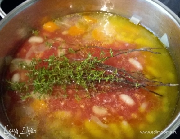 Добавить протертые помидоры, тимьян и варить суп 15 минут. Затем удалить веточки тимьяна и пюрировать погружным блендером до однородной консистенции. Суп посолить, поперчить и добавить щепотку сахара. Кто любит поострее, добавьте хлопья перца чили. В суп выложить оставшуюся фасоль.