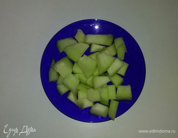 Срезаем мякоть с ломтиков дыни и нарезаем ее кусочками.
