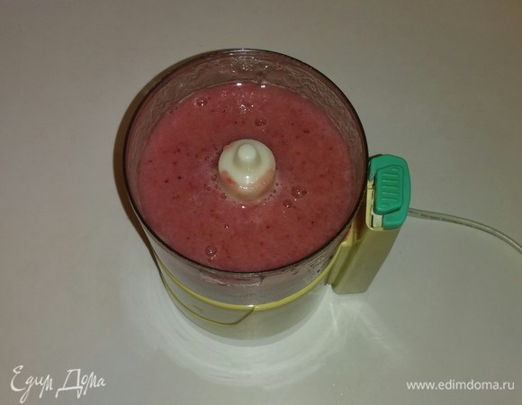 Кладем в блендер кубики дыни и ягоды клубники. Измельчаем все до состояния пюре. Затем раскладываем пюре по бокалам (примерно половину бокала) и добавляем минеральную газированную воду. Перемешиваем и наслаждаемся. Приятного аппетита!