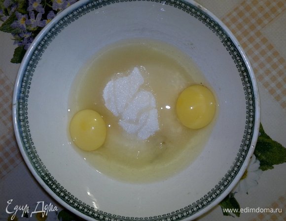Яйца соединить с сахаром, солью и ванилином, взбить.