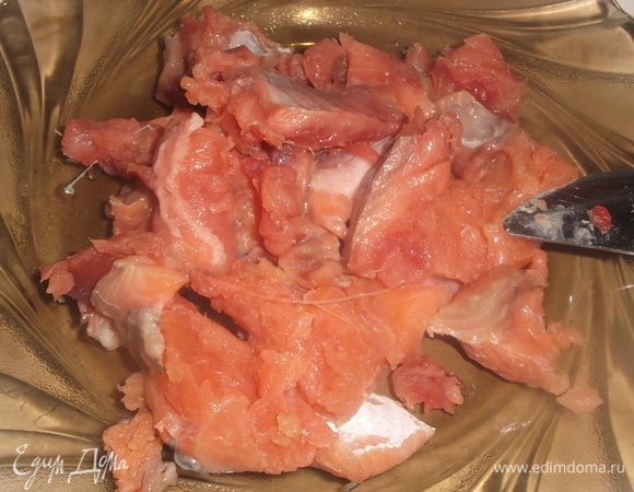 Рыбу очистить. Удалить кости. Нарезать на небольшие сегменты.