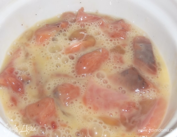 Яйца взболтать вилкой. Добавить рыбу. Посолить, поперчить.