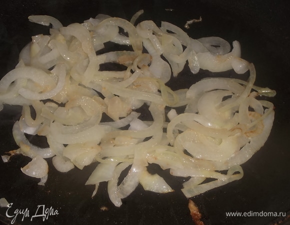 Лук обжарить в растительном масле до золотистого цвета.