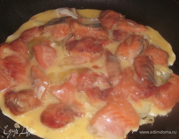 Залить смесью рыбы с яйцом. Добавить зелень.