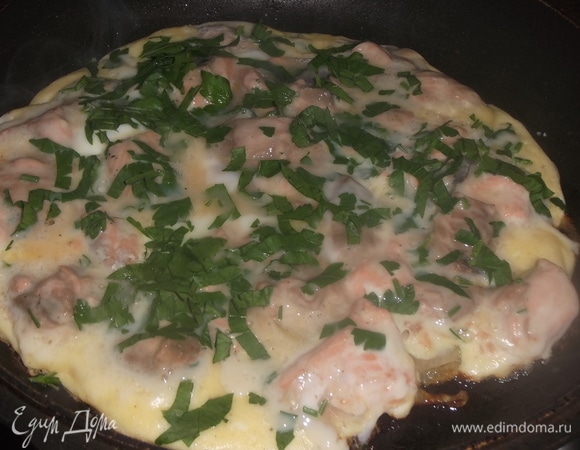 Под крышкой на тихом огне жарить 5–7 минут.