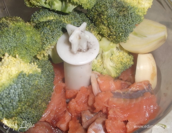 Блендером перемолоть рыбу, брокколи и чеснок.