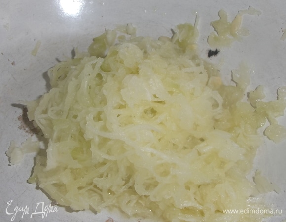 Кабачок натереть на мелкой терке. Не отжимать.