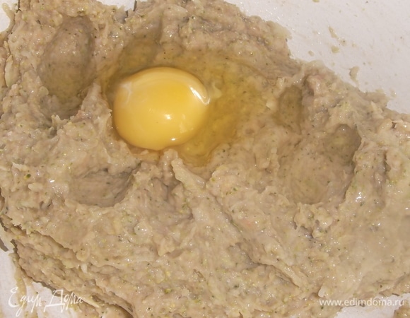 Добавить яйцо. Хорошо размешать с фаршем.