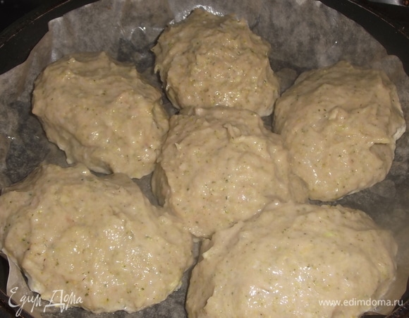 Сформировать котлеты. Выложить в сковороду.