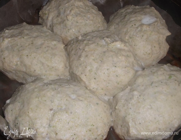 Жарить под крышкой на умеренном огне 10 минут, не переворачивая. Выключить огонь и дать постоять котлетам еще 5 минут.