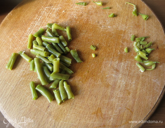 Нарезаем фасоль, отделяя хвостики и жилки, если есть.