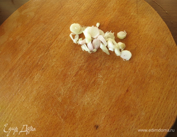 Измельчаем лук-шалот небольшого размера.
