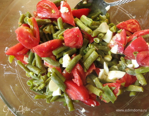 Соединяем. Кладем нарезанные яйца.