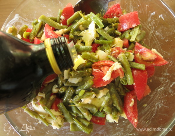 Поливаем парой ложек масла.