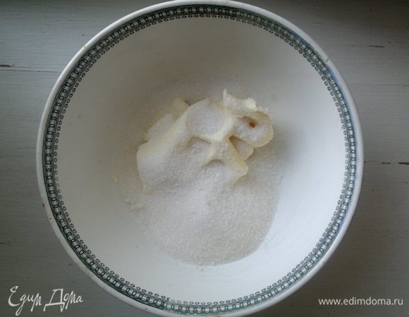 Сливочное масло заранее достать из холодильника, чтобы оно хорошо размягчилось. Соединить мягкое масло, сахар, ванилин, соль, взбить до однородности.