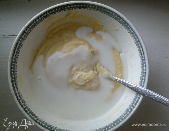 Влить в тесто кефир, тщательно перемешать.