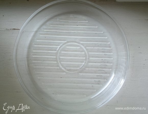 Форму для выпечки смазать растительным маслом. У меня диаметром 26 см.