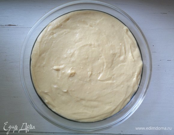 Выложить тесто в форму.