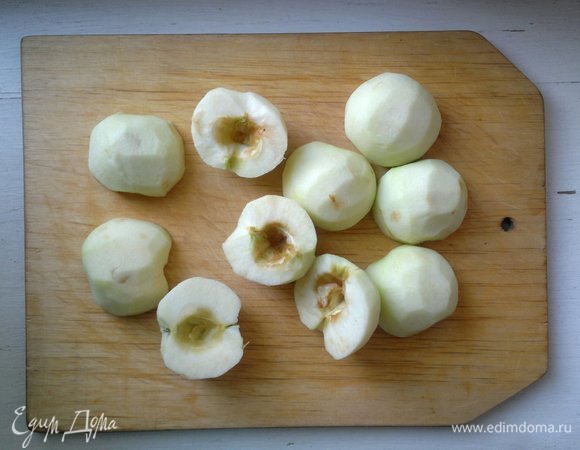 Яблоки нужно брать не очень крупные. Яблоки помыть, обсушить. Очистить от кожуры, разрезать пополам, вырезать семенную коробочку.