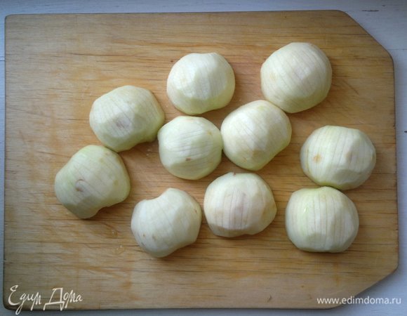 На каждой половинке яблока сделать частые продольные разрезы глубиной 3–4 мм. Сбрызнуть яблоки лимонным соком.