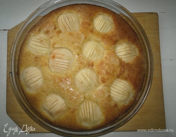 Готовый пирог достать из духовки. Немного остудить.