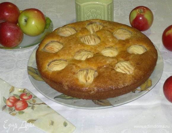 Выложить пирог на блюдо.