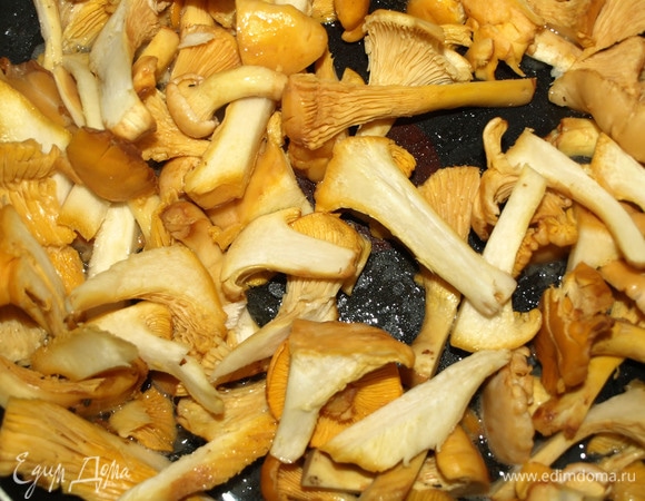 Грибы нарезать и выложить на предварительно хорошо разогретую с растительным и сливочным маслом сковороду. Готовим грибы, пока большая половина сока, который дали грибы, не выпарится, постоянно помешивая.