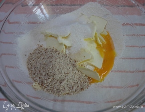 Муку просейте в миску. Добавьте мягкое сливочное масло, яичный желток, сахар и молотый миндаль (или миндальную муку).