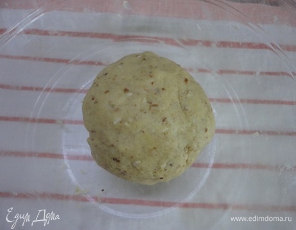 Замесите тесто и положите в холодильник на 30 минут.